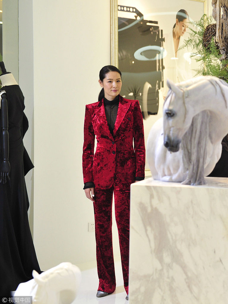 明模马艳丽转型当设计师 时装品牌圣诞开业喜庆红妆撑场