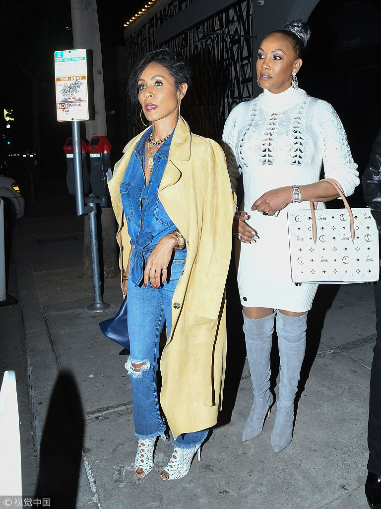 威尔史密斯老婆贾达牛仔衬衫露美胸 与好友就餐走路生风气场足