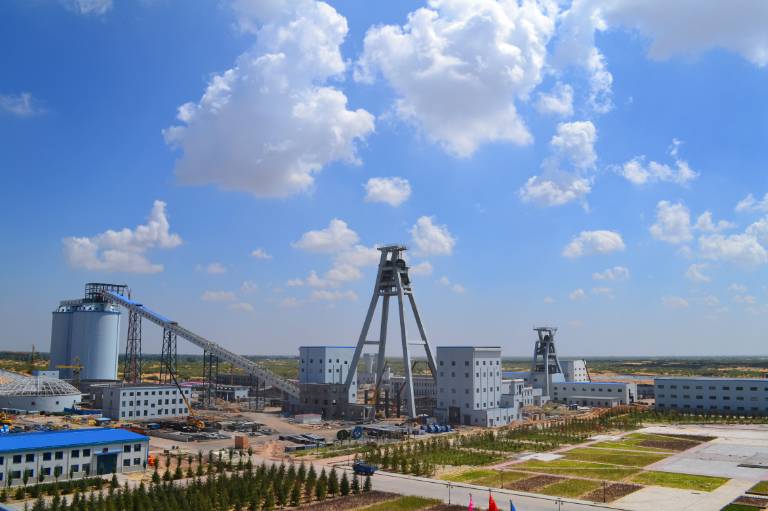 现在,巴彦高勒煤矿已经可以在地面的智能监控中心实现远程监控和操作