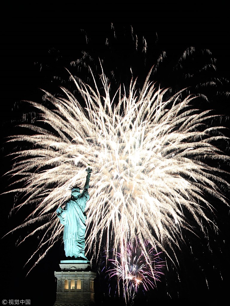 美国迎接新年 自由女神像"独享"烟花盛宴