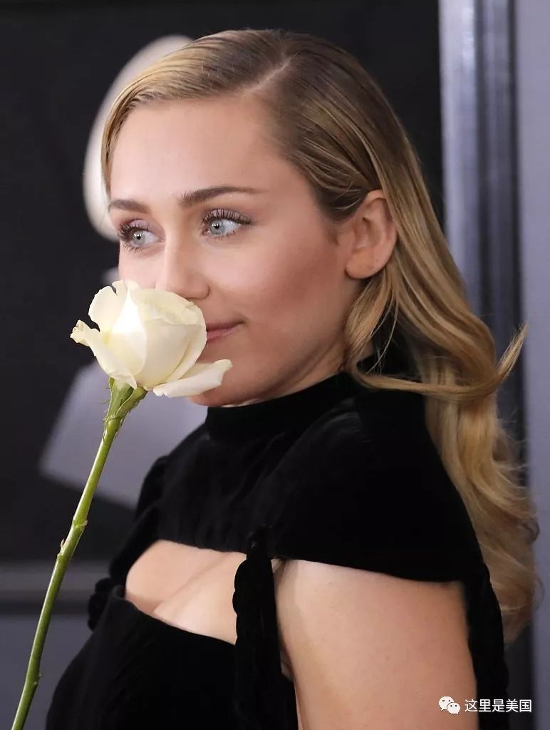 今年格莱美,最受人关注的却是一朵花.