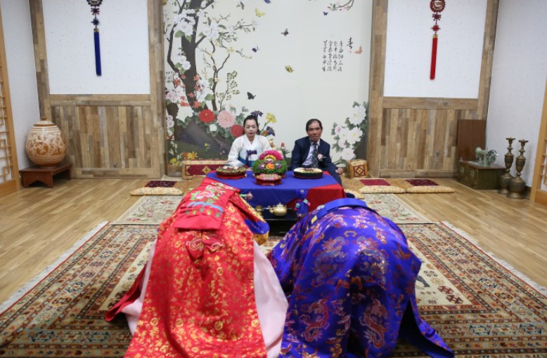 韩国女高毕业生跪拜谢师恩老师回以90度鞠躬