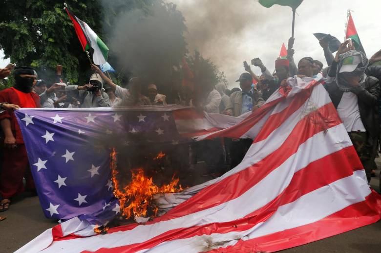 团体当地时间周一(11日)在美国驻印尼大使馆前焚烧美国和以色列国旗