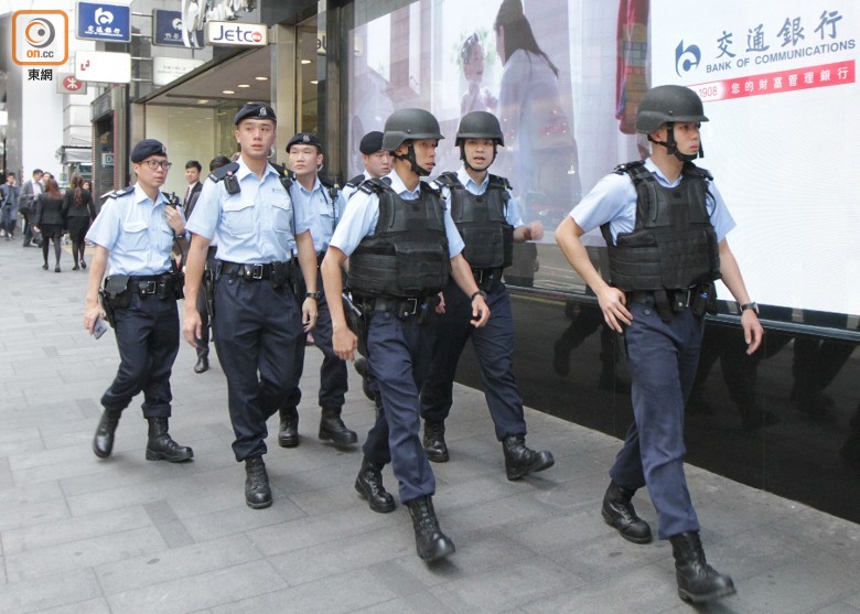 多辆冲锋车随即赶至,大批警员戴上头盔,身穿避弹衣,持枪在港铁香港站