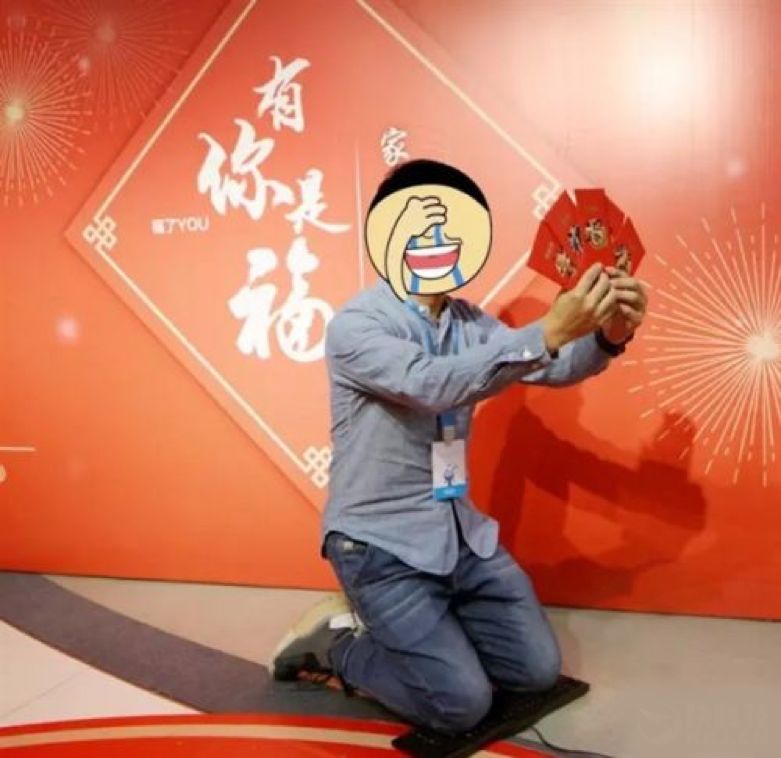 为了支付宝五福,这个男人跪了两年,今年终于可以安心吃顿饺子了
