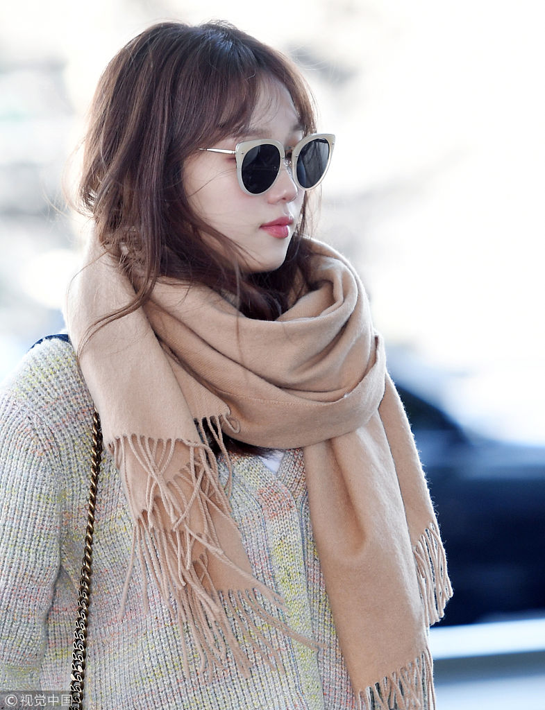 时髦精!李圣经被冻到双手抱胸大长腿抢镜 毛衣搭围巾优雅迷人