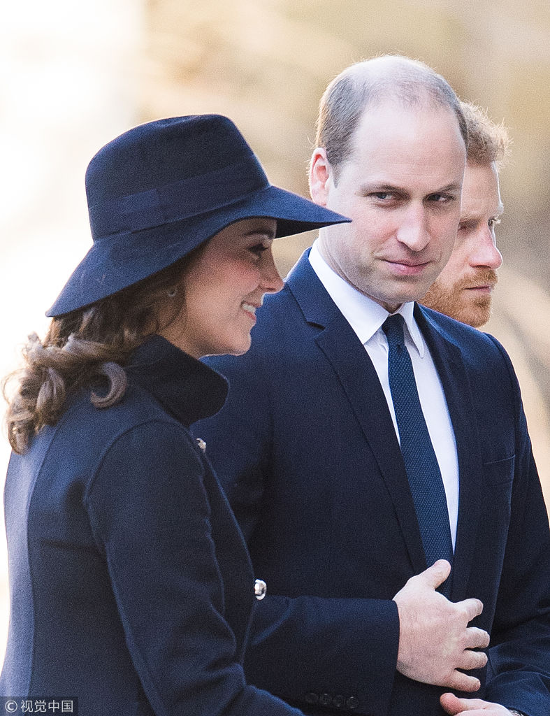 凯特王妃手包难遮孕肚身材圆润 一路紧随老公威廉王子优雅甜笑