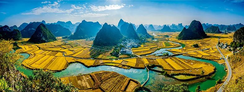 广西盆地的过渡带沿着西北往东南方向能看到巍峨的山脉慢慢过渡到低矮