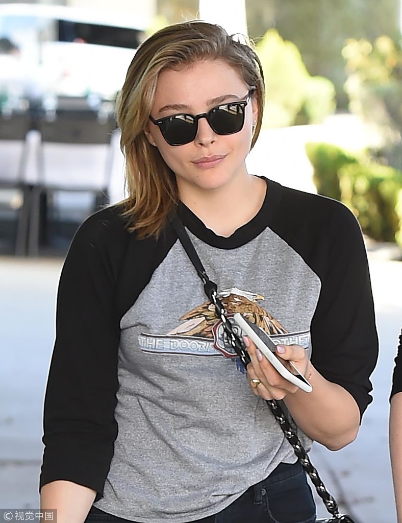 "超杀女"科洛·莫瑞兹开车门露甜笑电力十足 长腿搭配小v脸似瘦身成功