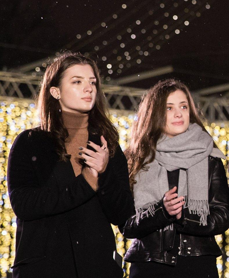 当地时间1月9日,乌克兰总统波罗申科在脸书上发布双胞胎女儿热尼娅和