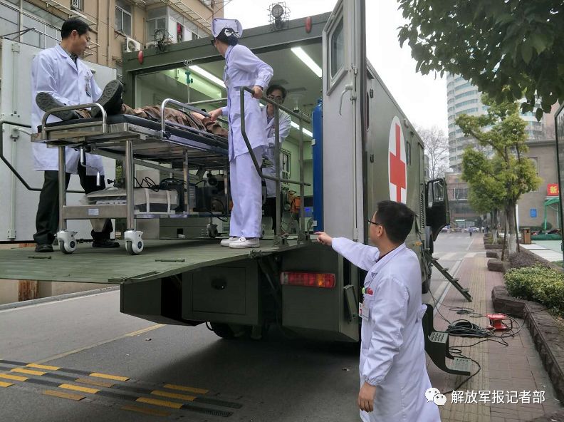 军版移动icu投入使用军医新年首场急救演练满满科技感