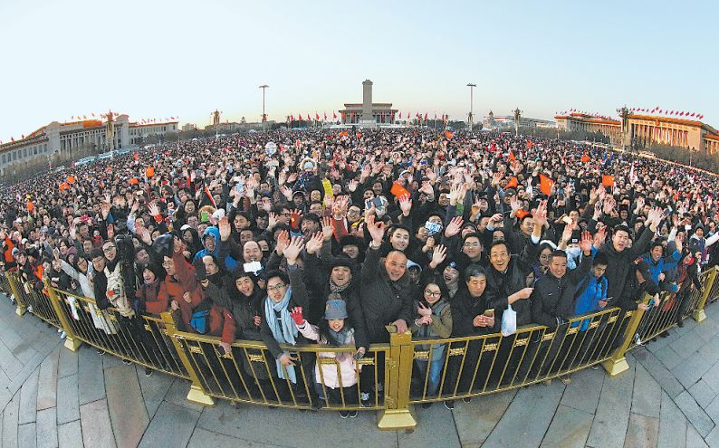 国旗冉冉升到旗杆顶端,人群中爆发出如潮的掌声,欢呼声.