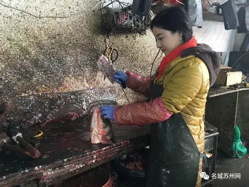 这位卖鱼西施火了连宰鱼都这么美她说靠双手吃饭最光荣
