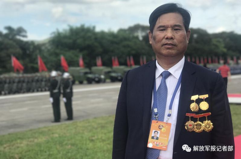 最美拥军人物王启发携家人走进国旗护卫队