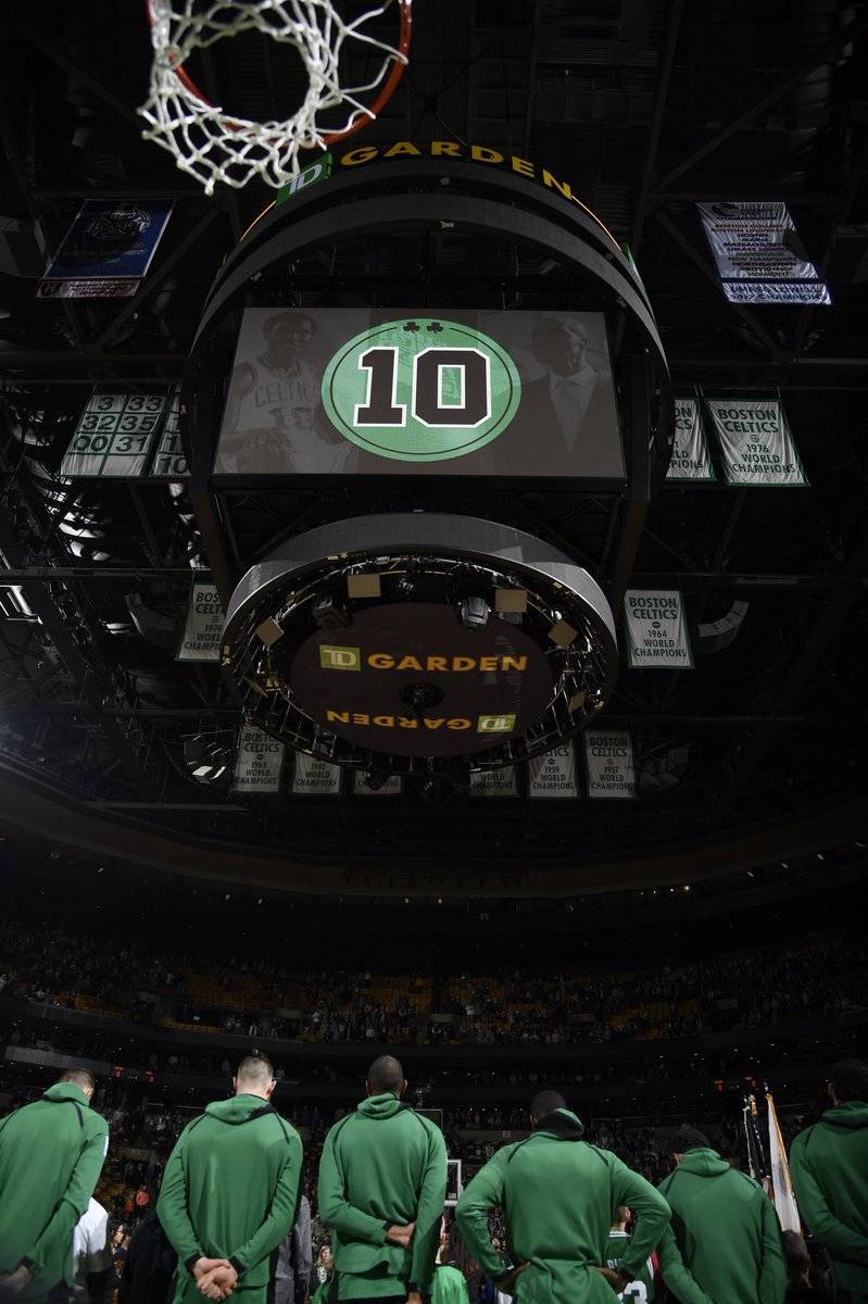 凯尔特人主场播放致敬乔乔-怀特的视频