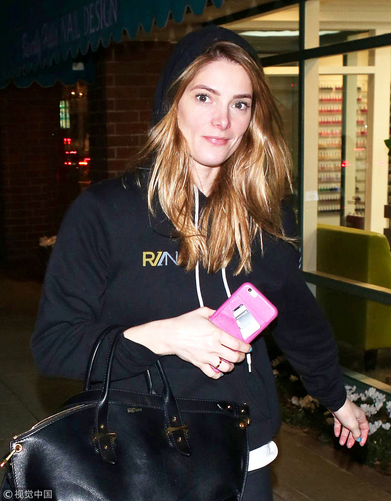 阿什丽·格林尼休闲装外出做美甲 结束后回家对镜头甜笑气质清新