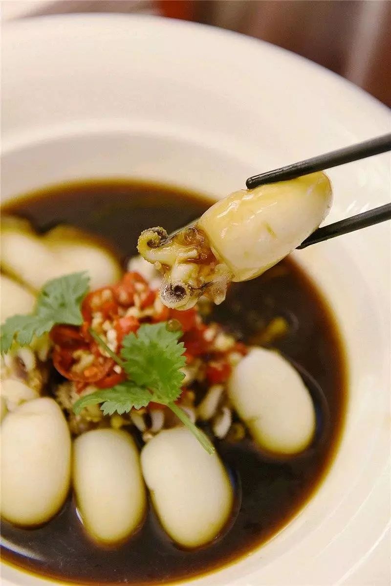 嫩脆的墨鱼仔蘸点芥末味酱汁,芥辣的畅快感让人瞬间打开味蕾.