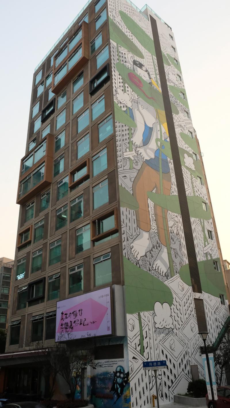 亚洲最高墙绘!这个意大利人画笔一挥,46米上海居民楼变奇幻乐园