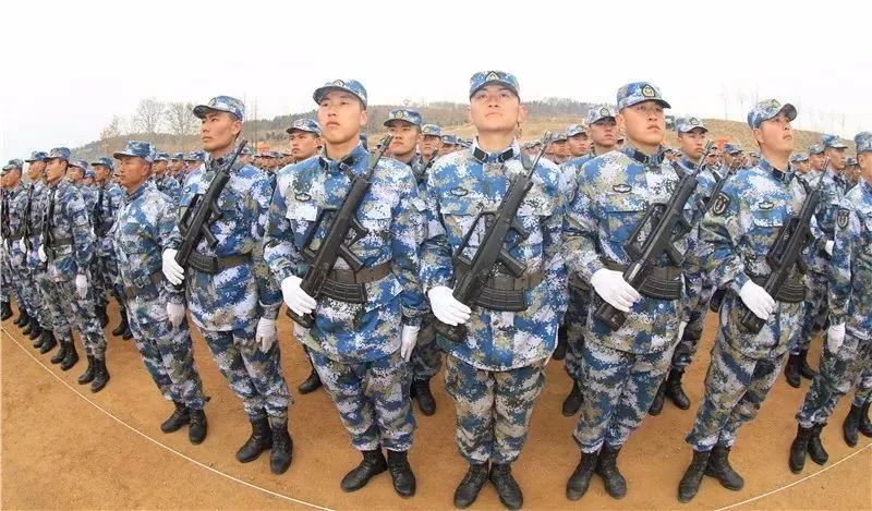 12月14日,海军陆战队某旅一场别开生面的新训工作表彰大会如期进行,80
