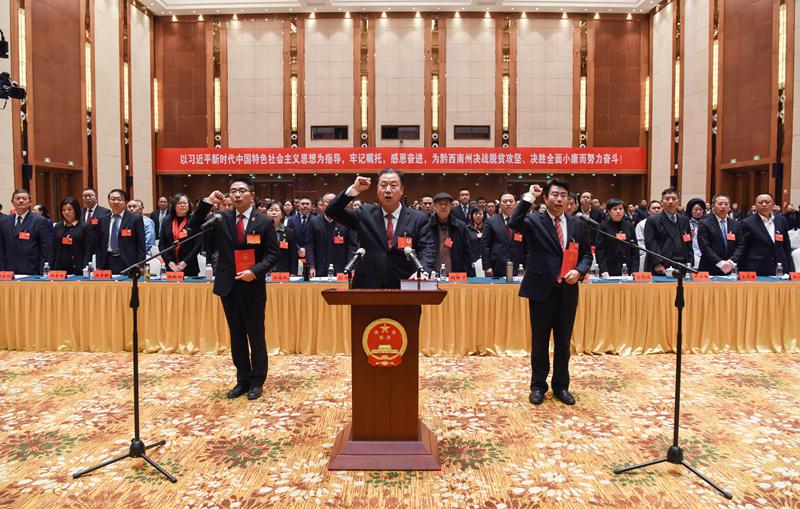 委员颁发任命书州委书记刘文新为州监察委员会主任刘良颁发当选证书