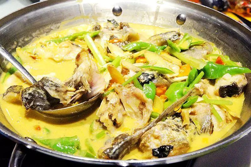 黄焖江团鲟龙鱼的做法分水煮和黄焖两种,选用的都是3年以上的东江湖