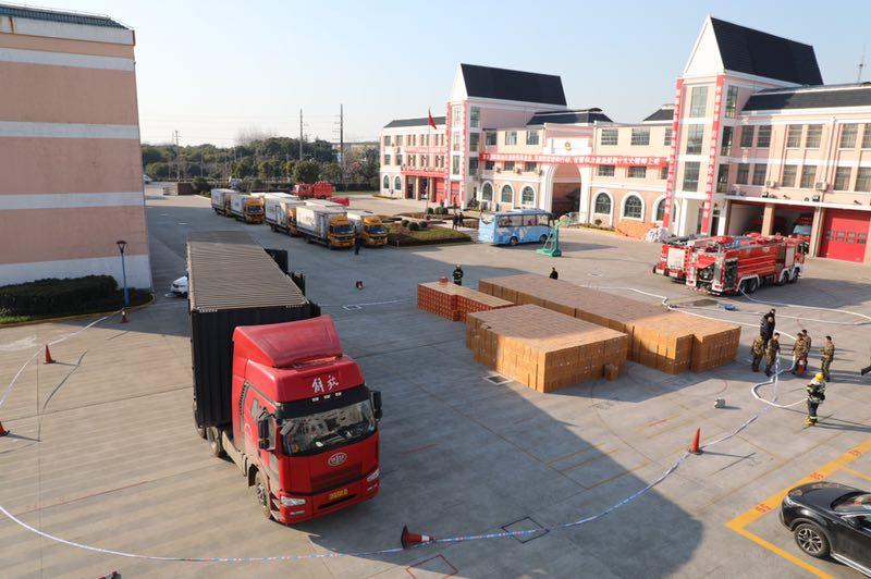 上海公安入沪道口查获大量非法烟花爆竹,涉嫌多项违法驾驶员押运员被