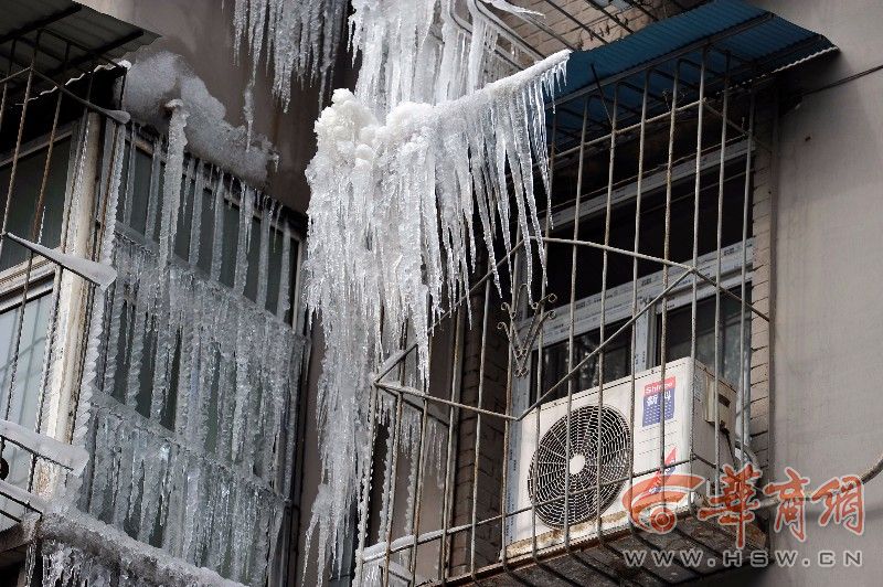 西安北大街一楼顶阳台挂"冰瀑" 系水管冻裂形成