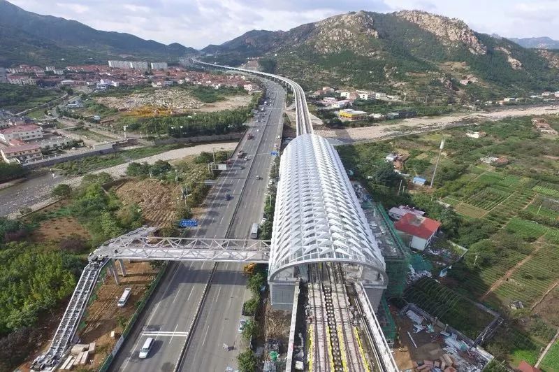 起自苗岭路与深圳路交会处,终点为鳌山湾,以高架敷设为主的青岛地铁11