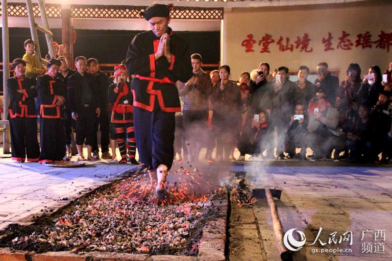 上刀山下火海 金秀“盘王节”民俗表演惊心动魄