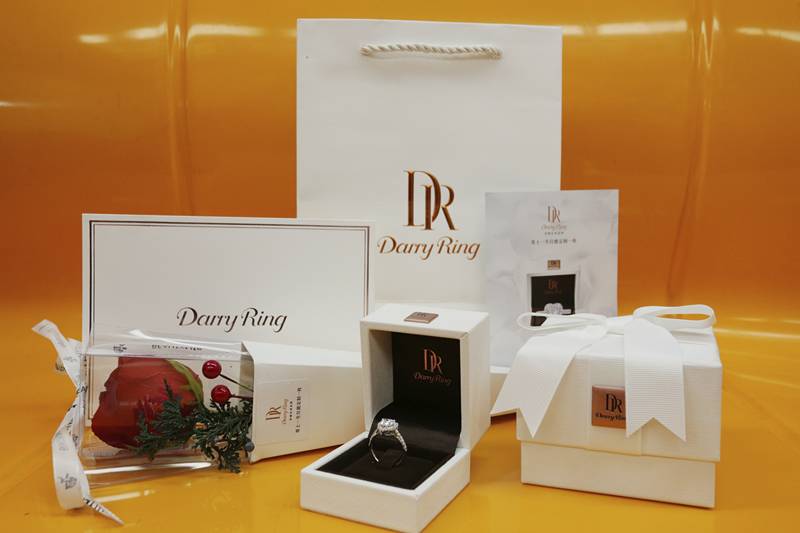 圣诞,沈阳地铁2号线惊现千份dr钻戒"爱的礼物",乘客直呼惊喜又暖心!