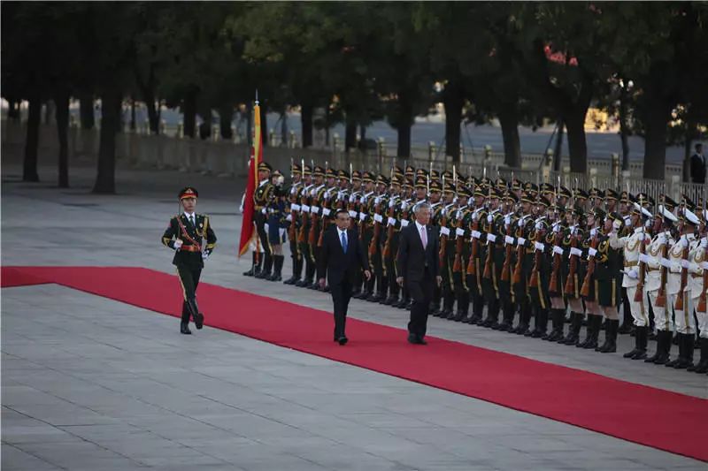 董世伟:最年轻的执行队长这种三名分队长一起行举刀礼在国内仪仗司礼