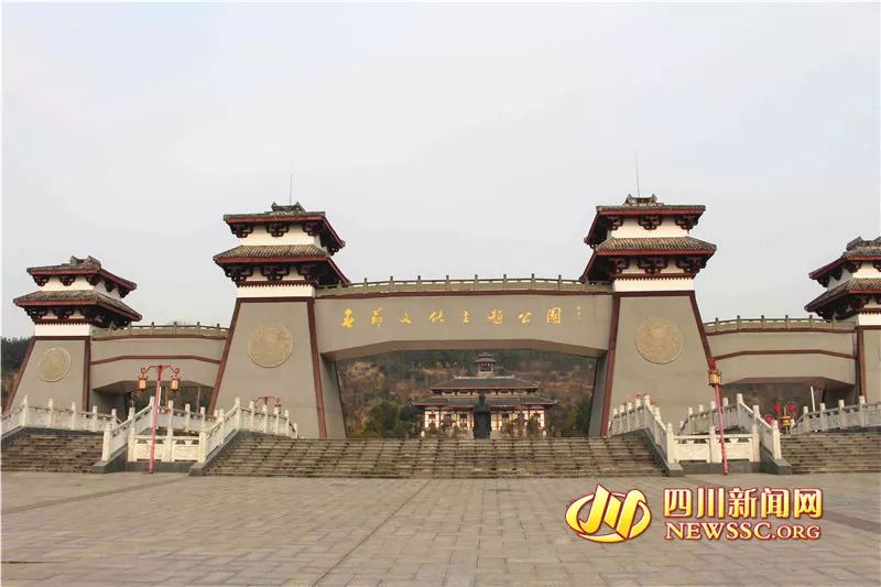 春节文化主题公园从观星台俯瞰春节文化主题公园活态的阆中古城,有着