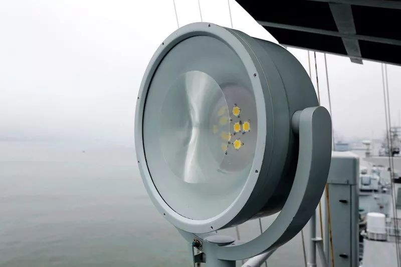 后桅灯,左舷灯,右舷灯,用于显示舰艇航行或停泊状态,可表示夜间本船