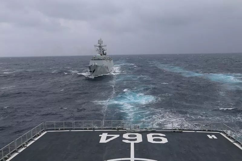 南海舰队某作战支援舰支队在港舰船全部解缆起航,奔赴某复杂海域展开