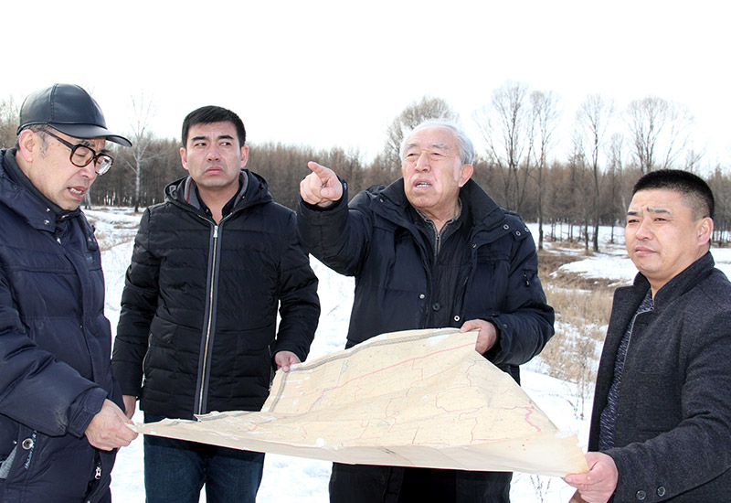 2016年3月14日,王树清(右二)在黑龙江省拜泉县国富镇通肯村和当地干部