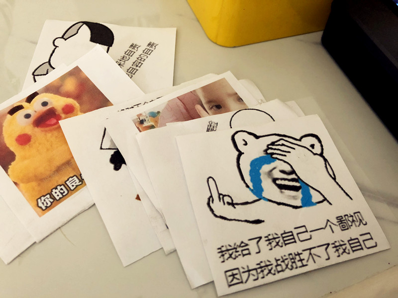 "我深深地自责,无地自容地自责"配了一个心痛的无脸的表情.
