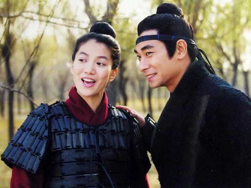 袁咏仪饰演花木兰,赵文卓饰演大将军李亮1999电视剧《花木兰》美剧