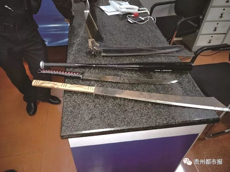 身背砍刀武士刀和棒球棒在街上游荡两名男子被巡警当场拿下
