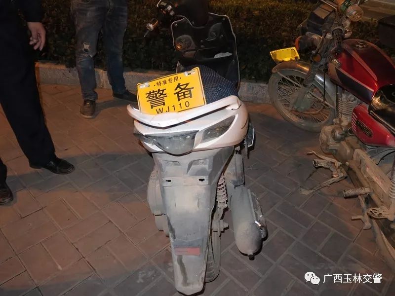 摩托车悬挂"警备"车牌?还无证驾驶?罚你2500元没商量