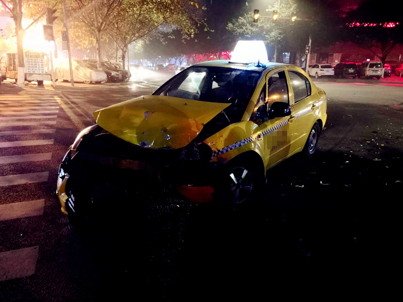 两辆出租车惨烈相撞满地残骸现场狼藉一片