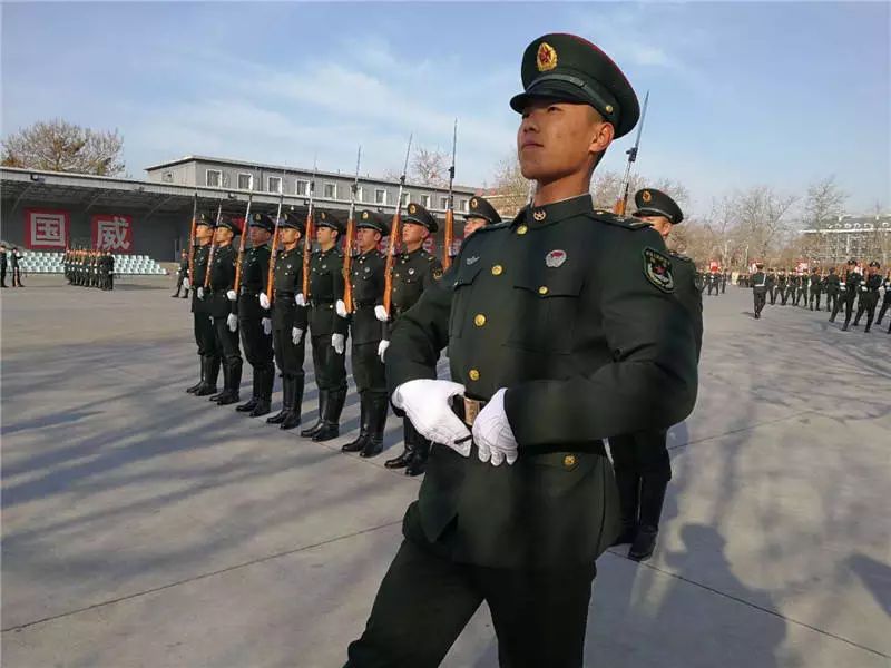 亮相即精彩出场即震撼走近三军仪仗队分队长