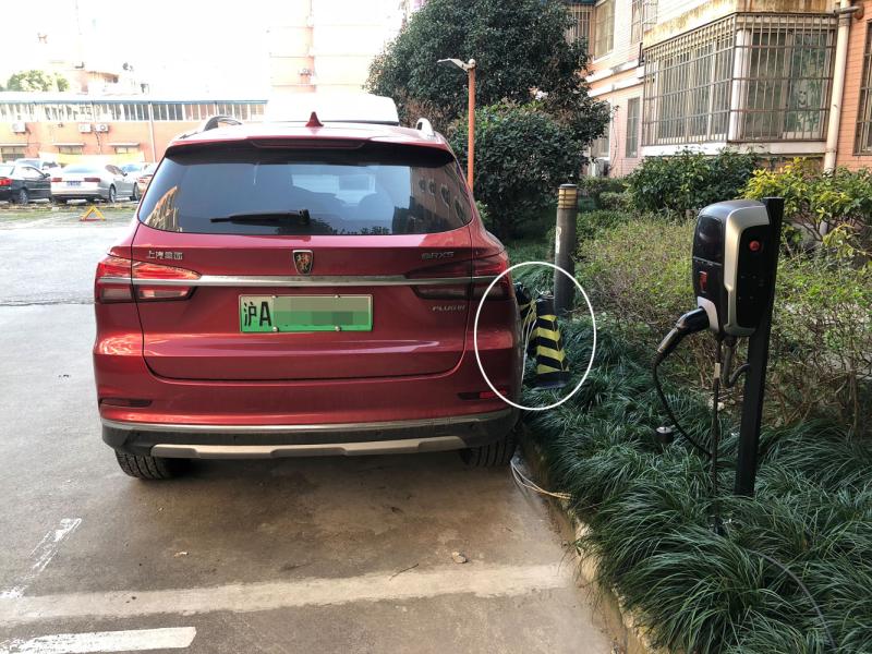 沿这排车位向西走,没走几步,又有两个装有荣威充电桩的车位,车辆停在