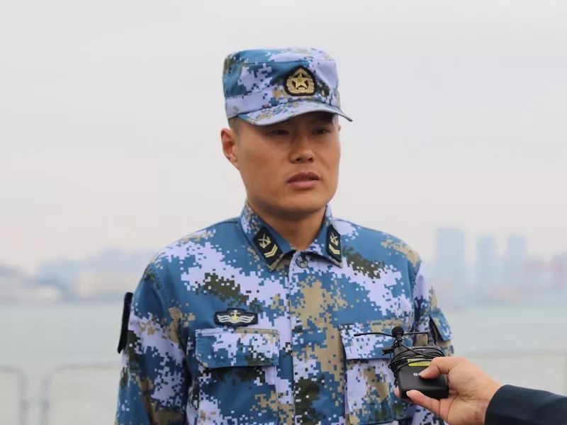 全湛江都在找这名海中救人的英雄水兵