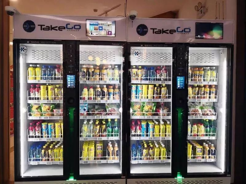 黑色磨砂材质货柜,乍看之下与普通自动售货机没有区别,柜内商品以零食