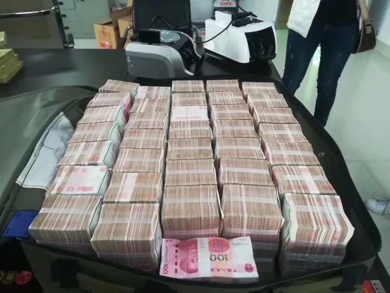 麻袋装钱警车护送,南安"土豪村"给村民发332.4万现金|南安|土豪|村民