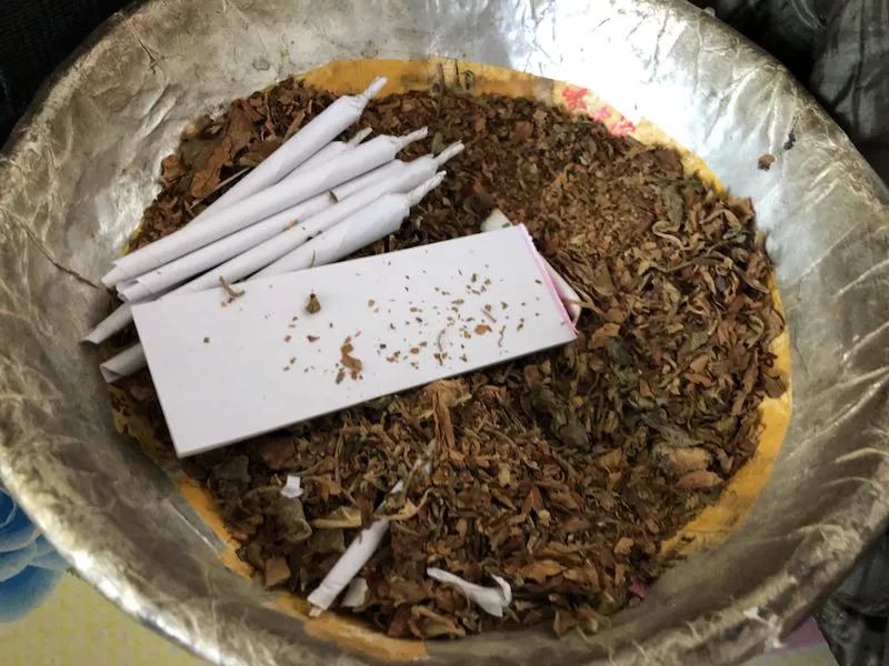 里面卷好了几只蛤蟆烟.