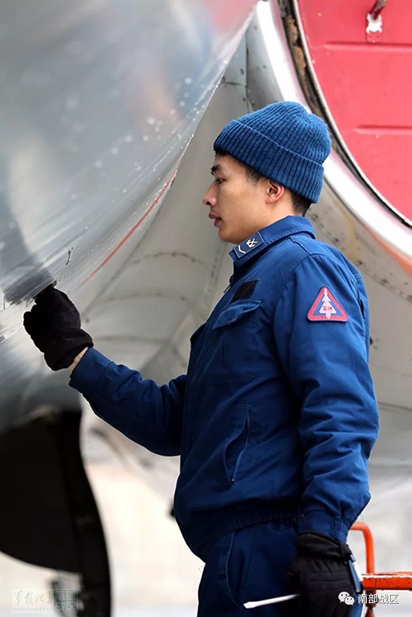 机务人员寒风中指挥(赵翔/摄)机场上热火朝天,各种保障车辆有序穿梭