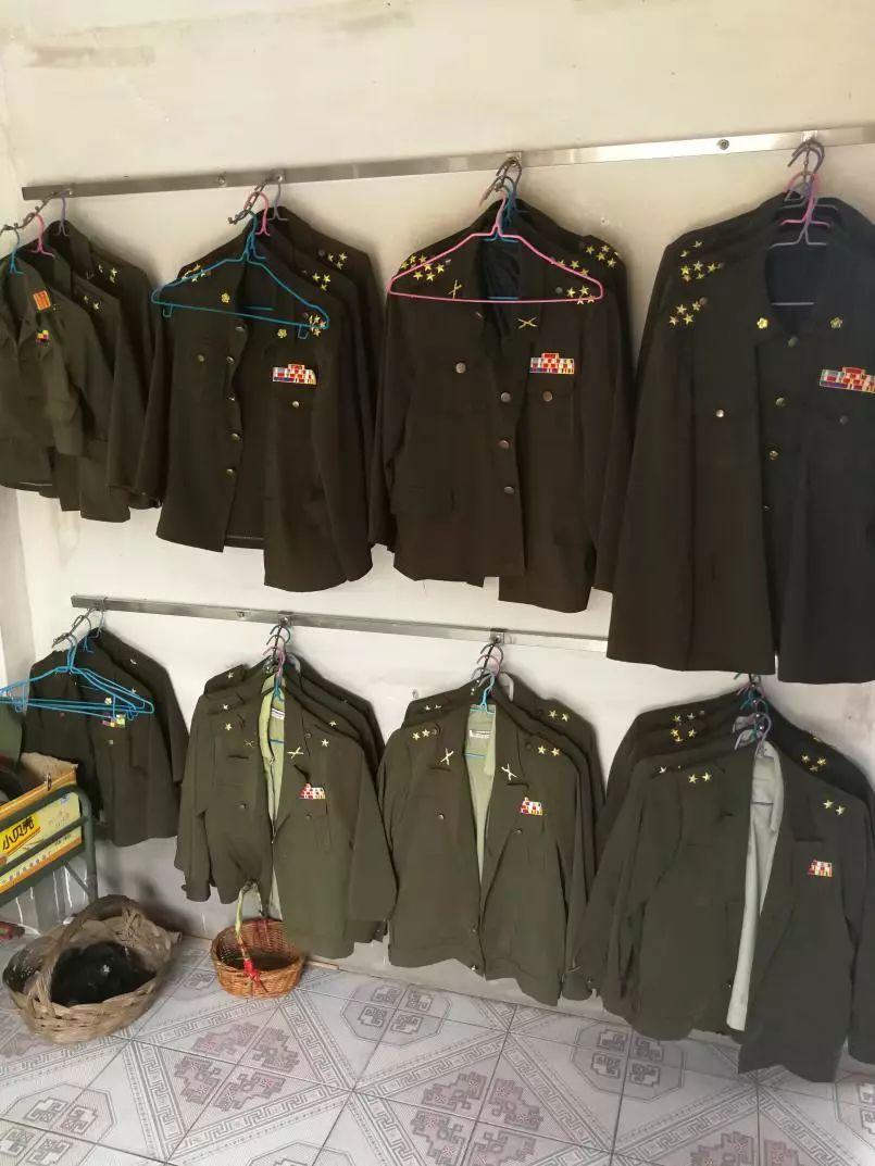 刀哥在服装架上看到,主要是国民党军服,还有少量的汉奸伪军服装,偶尔
