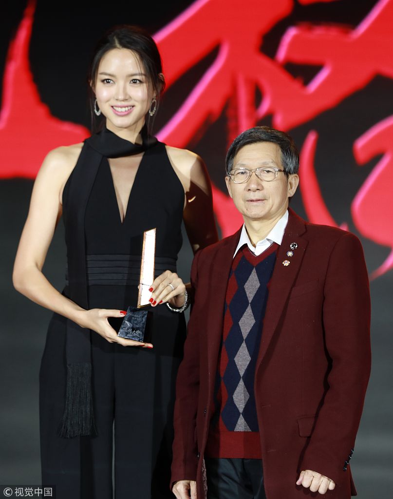 "合影杀手"张梓琳身高碾压男嘉宾 吴昕小卷毛vs林允丸子头