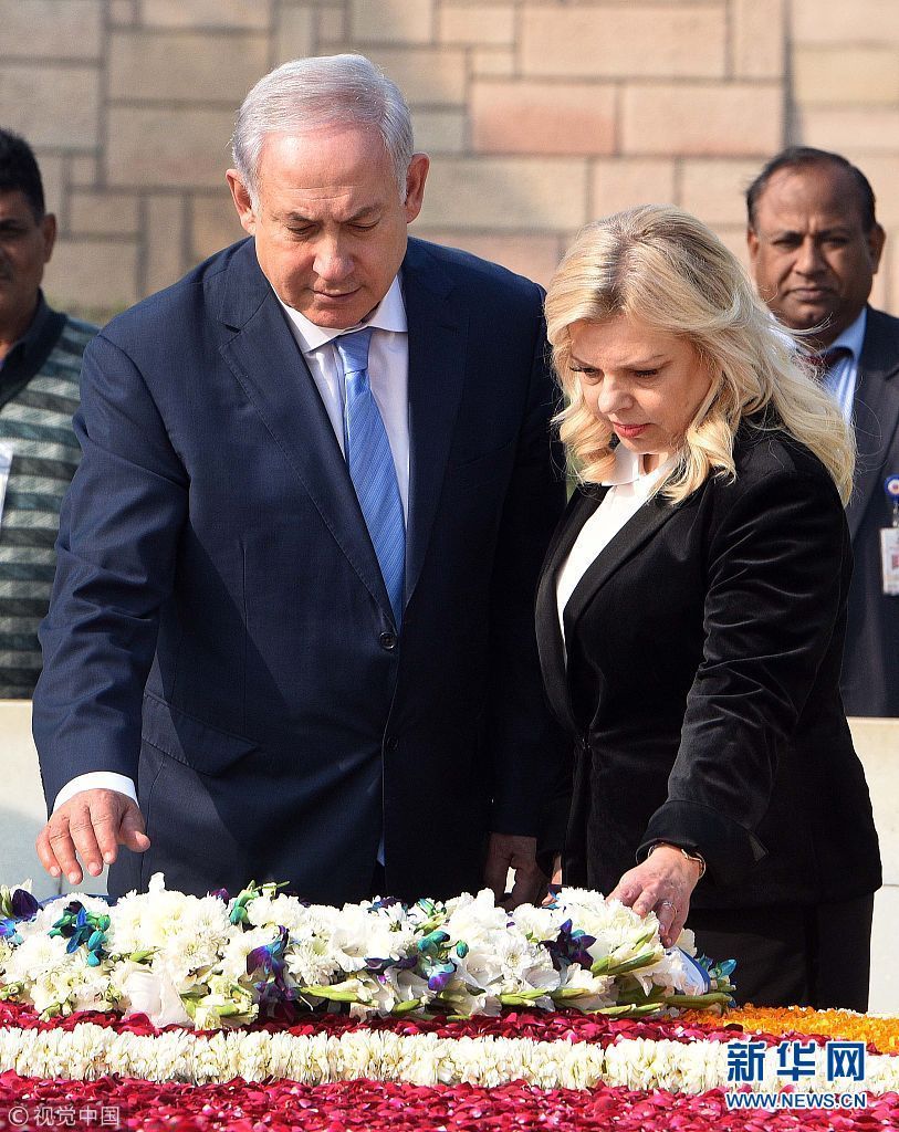 印度新德里,以色列总理内塔尼亚胡带着妻子萨拉拜访甘地陵,并献花